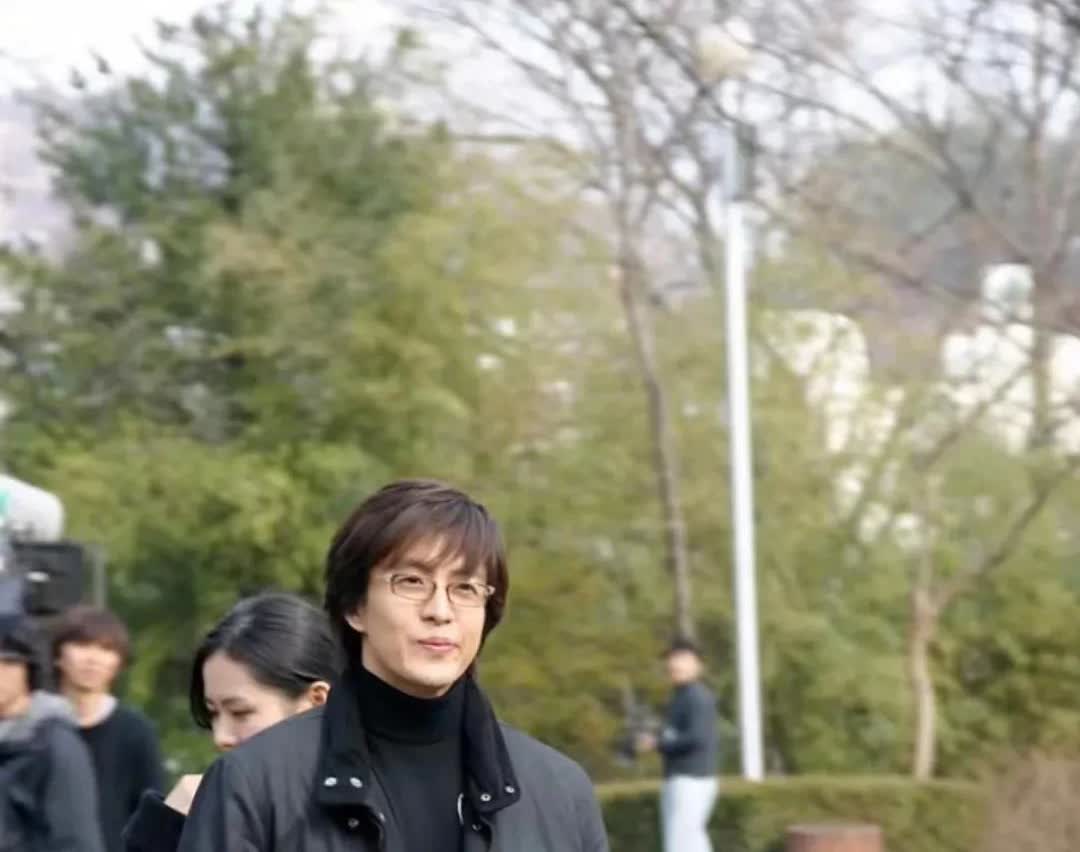 想不到金秀贤最近的人设崩了后，裴勇俊的过去黑料也是一大堆。

虽然裴勇俊在情