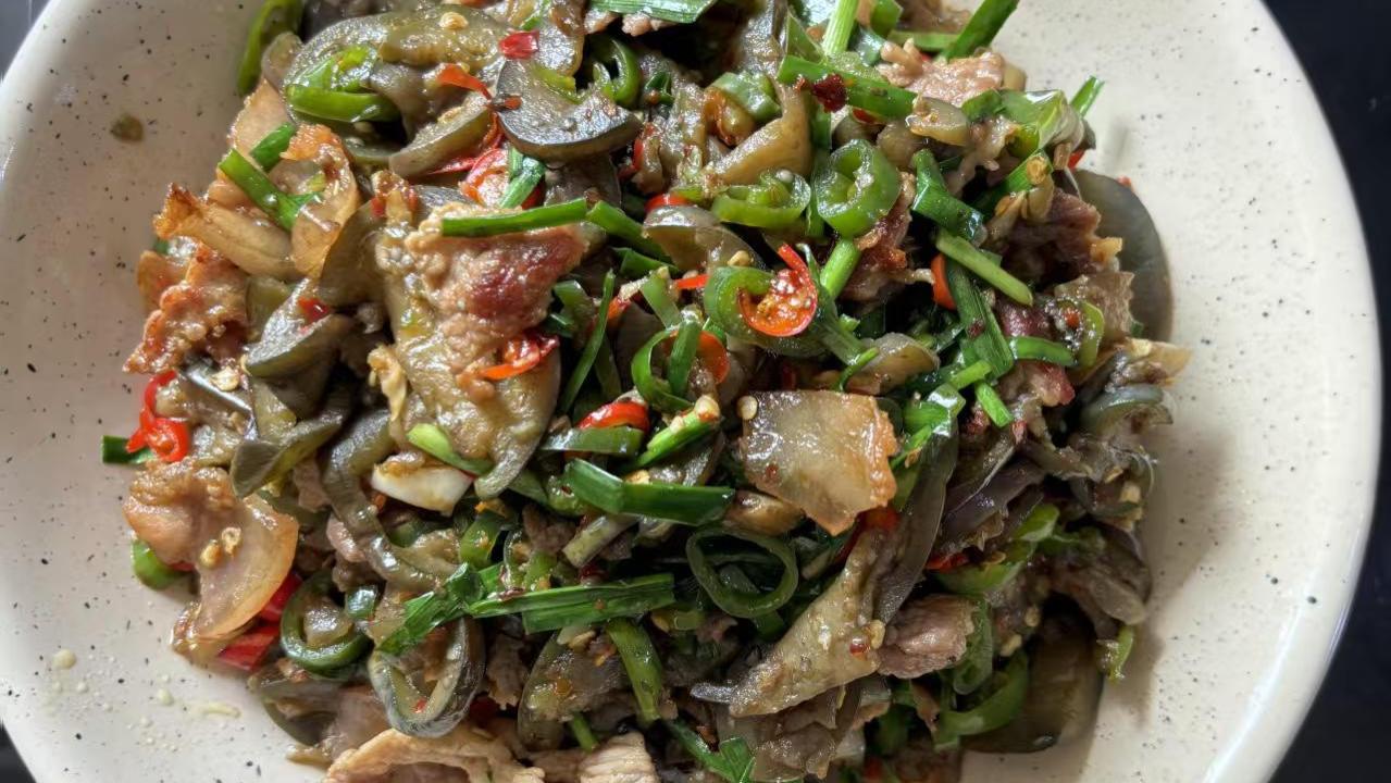 茄子炒肉的江湖气：一口家常，半锅人间