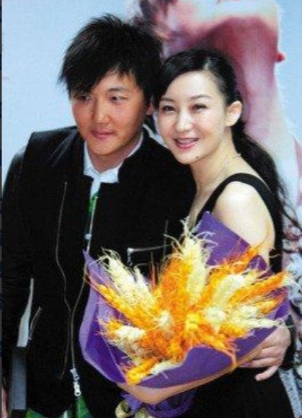 1999年，成名后的孙楠抛弃了同居10年的女友辛欣，转身娶了神交已久的买红妹。9