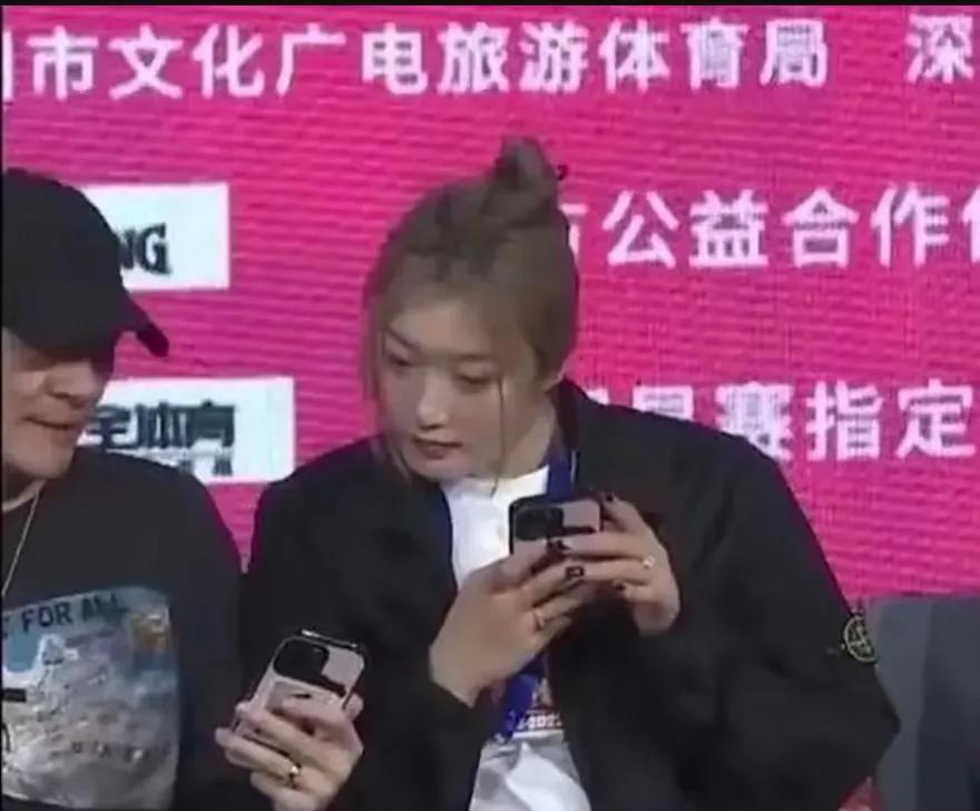 李梦与张隆领队在亲切交流！