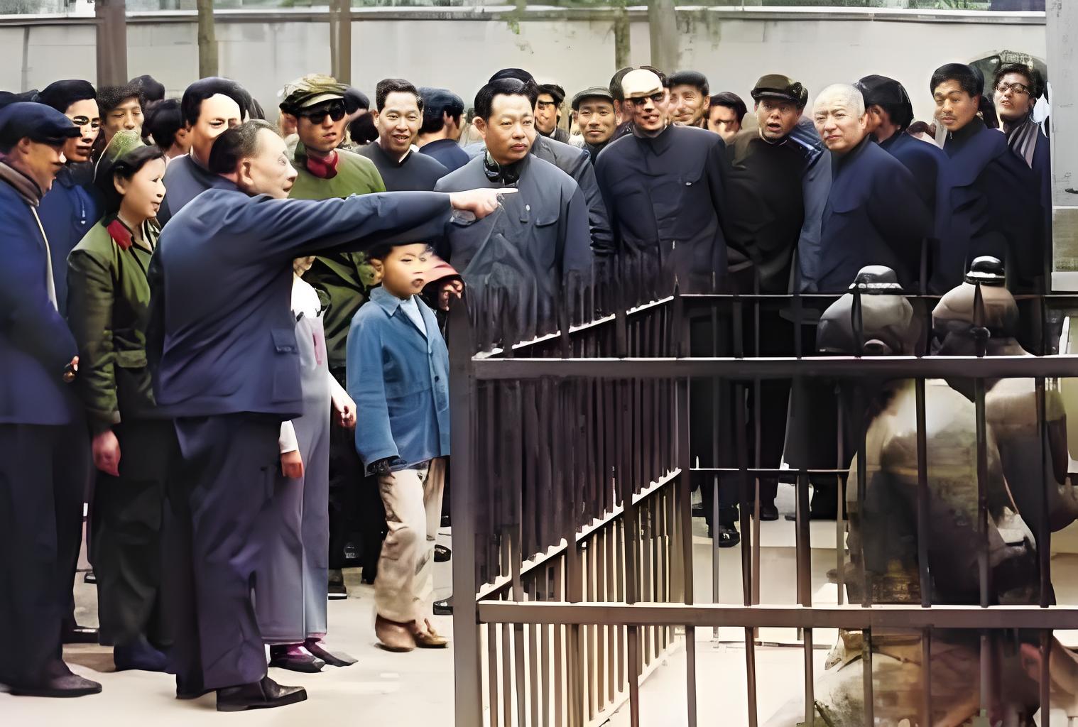 1983年，邓小平在杭州时，在秦桧跪像前，邓小平给外孙讲述英雄和卖国贼的故事。他
