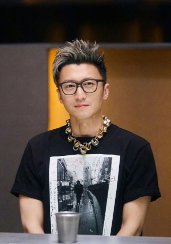谢霆锋这样下去真的不行
明明演戏演得好，他不演了
明明唱歌唱得好，他不唱了
人到