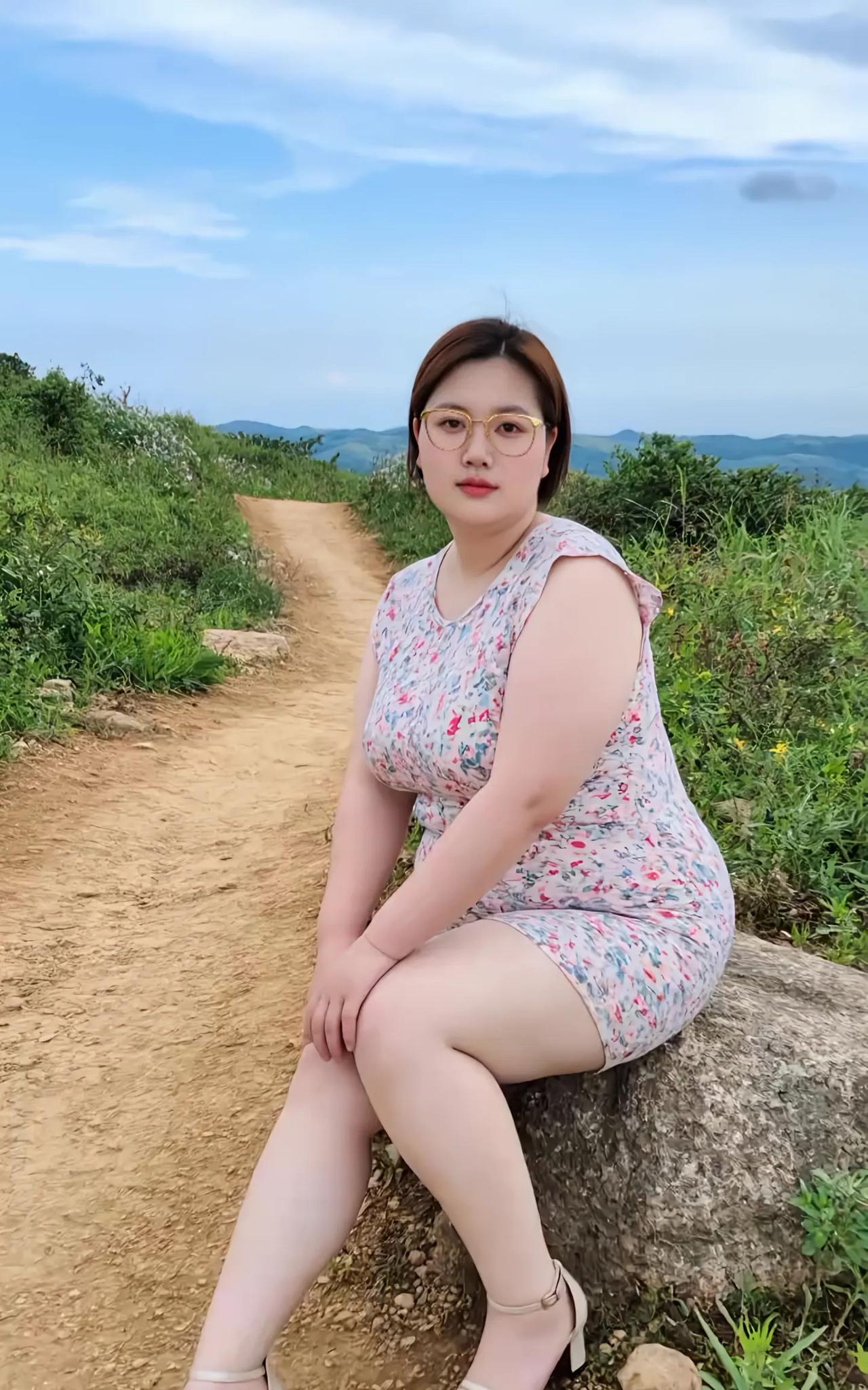 偷的一时安宁
在山间小径，我寻得安宁。碎花裙与野花呼应，同青山、远黛相融。坐于石