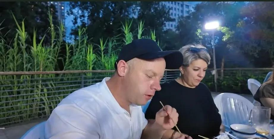 阿楠今天的视频是带俄罗斯二哥阿廖沙一家游览西湖，感受江南水乡的魅力。
看阿楠带着
