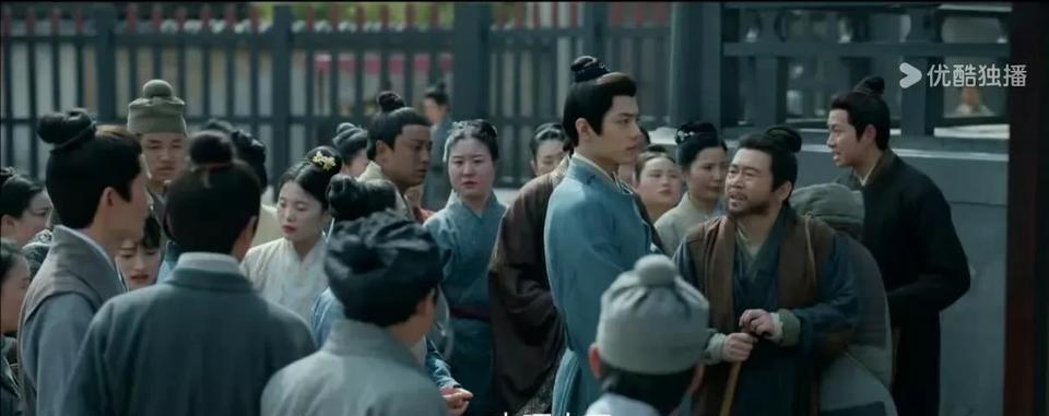 郑导 曹导 ：我想把他藏于人群中
更出类拔萃了 更显眼出挑了藏海大人，根本藏不住