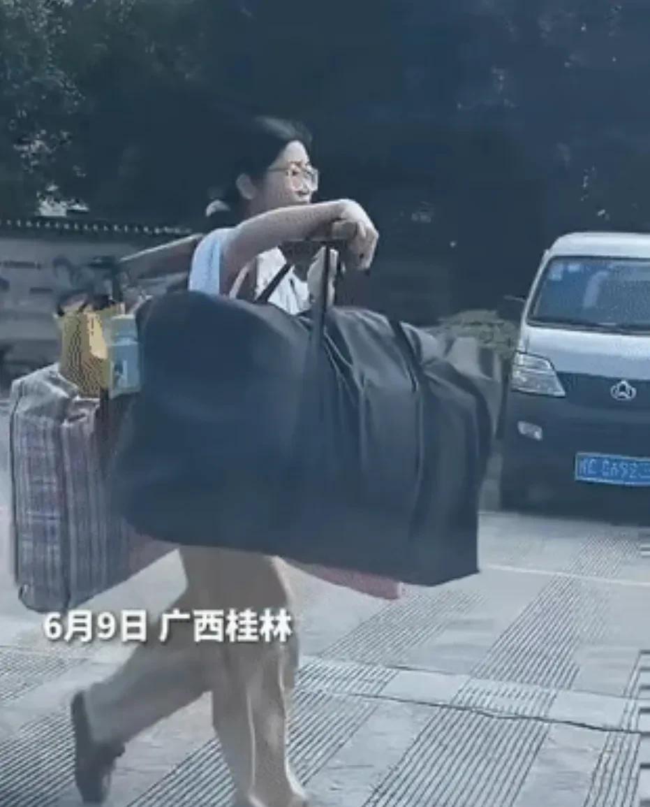 高考完独自挑扁担回家的女孩，未来可期！
6月9日，广西桂林。
高考结束，人潮涌动