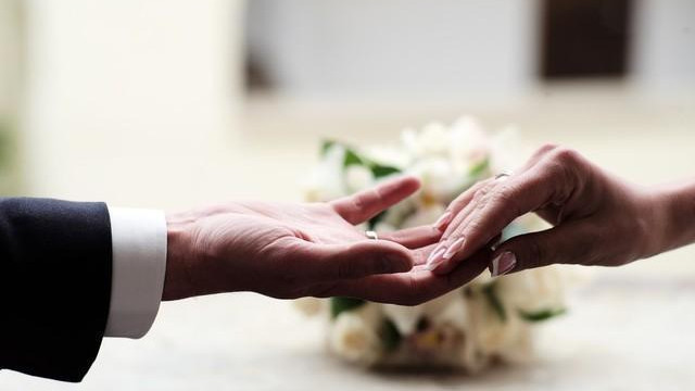 拿6666和2个肘子给婆婆过66岁大寿。婆婆要不我去买点菜啊？