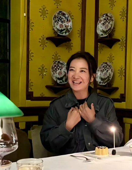 谁说贾玲“复胖”了呀！！
这明明还是很瘦呀！！
感觉每隔一段时间，就会有通稿说贾