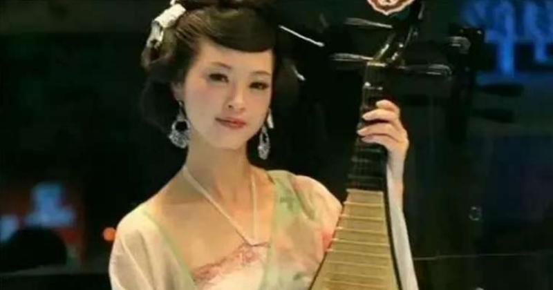 明清挑选“瘦马”苗子其实有一套极其严苛的程序，只对脚的要求就有七条标准：“瘦，小