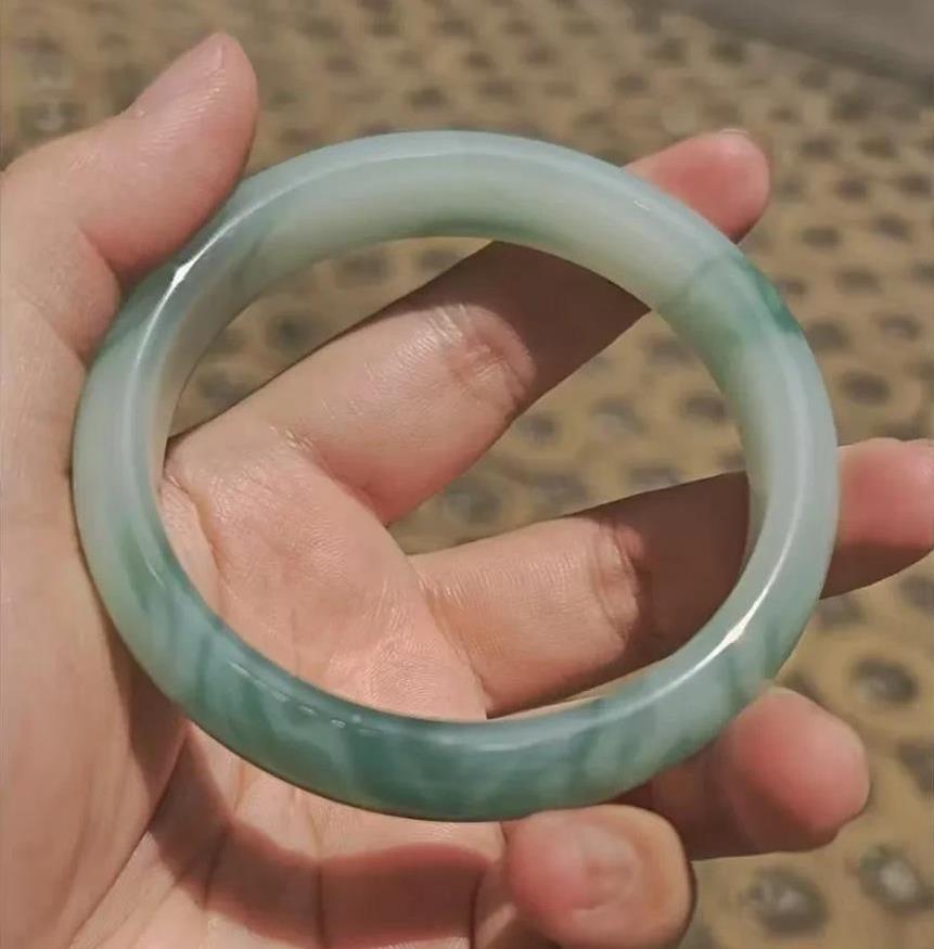 在表姐很穷的时候，偶然间得到了一个绿白色手镯，后来她就当老板娘了。
我有一个大我