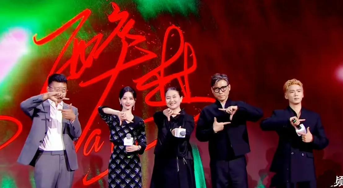 李乃文老婆挺漂亮的啊，网上po的照片也不知真假[泪奔]这么关注别人私事干嘛呢，还