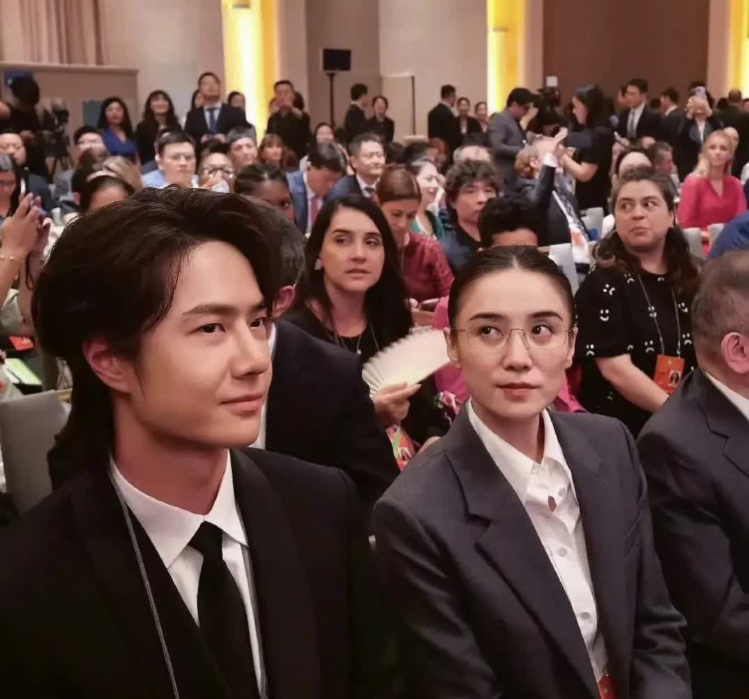大家发现没？

宋佳真的变了！

刚出道那会儿，宋佳还总是一副小心翼翼的