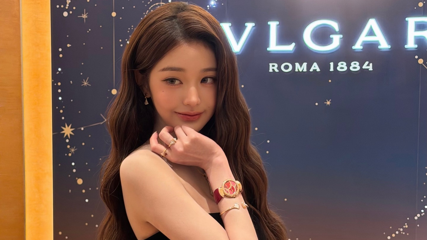 张员瑛宝格丽新图释出！这黑裙下的“非现实比例”长腿，太绝了