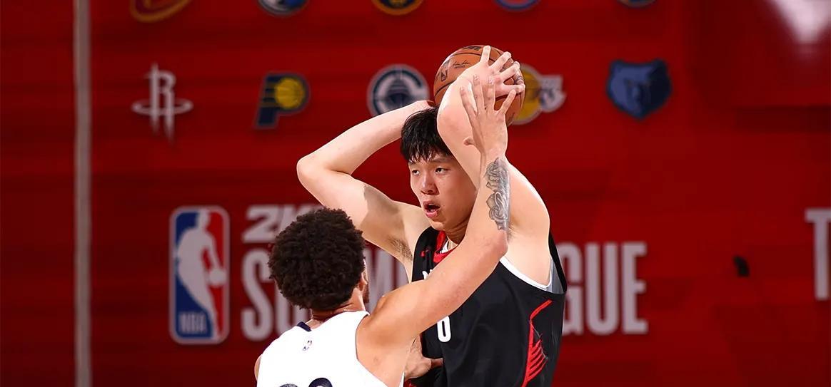 看完杨瀚森和伦纳德的对话我直接笑出声。中国小将形容 NBA 节奏快得像 