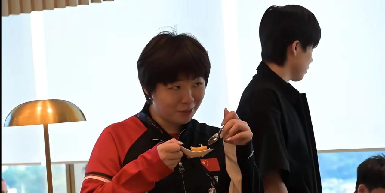 好可怜，头哥晚宴又要挨饿了
晚宴上小曼姐吃的那个香，
对美食一点也抗拒不了，
啥