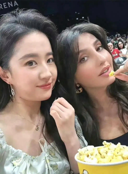 刘亦菲37岁，耳朵鬓角白发明显。她没染发，坦然面对衰老，真佩服 ​​​