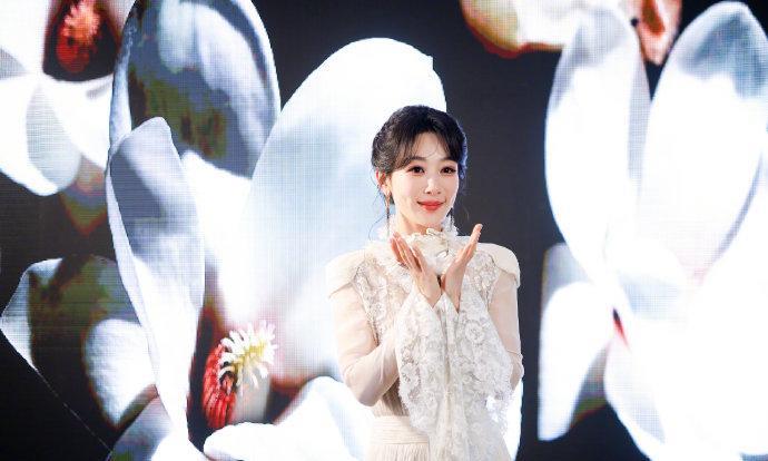 杨紫中国电视节目海外推广大使
如玉兰花般美丽的杨紫 ！恭喜！
