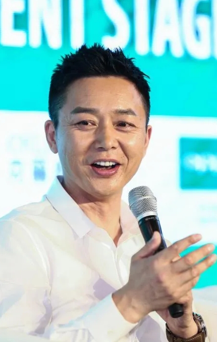 2001年，刘奕君看着铁了心要离婚的妻子说：我同意离婚，不过我有一个要求，等他说
