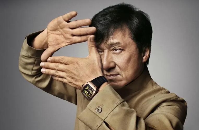 当年成龙在一档访谈节目中说：“双周一成，我的电影是最卖座的。90年代，周润发的电