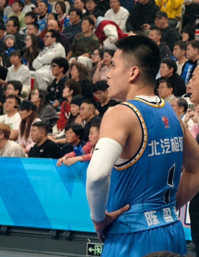 在CBA常规赛第二轮中，北京北汽在主场以111-84大胜新疆伊力特，取得开季两连