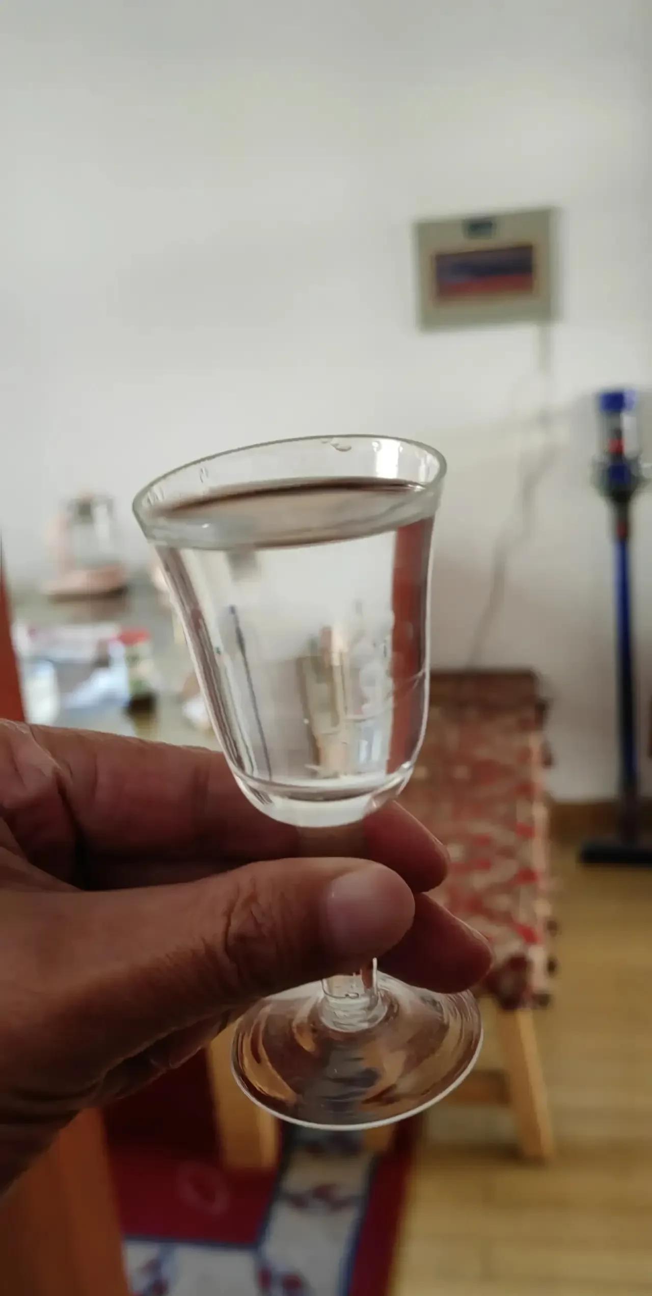 喊孙子吃饭，孙子说，“爷爷奶奶，我给你们满一杯酒吧，一年多没给你们倒酒了。”
哈