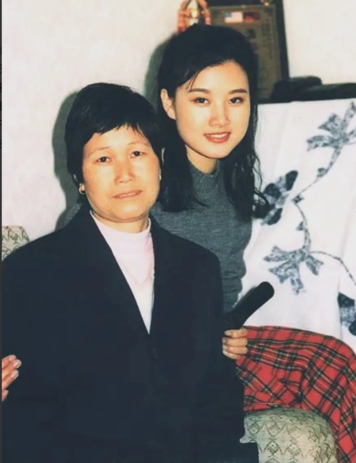 这是那时宋祖英和她含辛茹苦的母亲。宋祖英12岁时，她的父亲去世，母亲独自抚养三个
