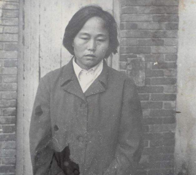 1988年10月12日，山东妇女晁正坤建立了“大圣王朝”还登基自封女帝。
晁正坤