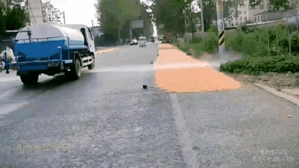 在公路上晒粮食不对，洒水车的做法就更加可气了，这张动图反映了许多让人深思的问题。
