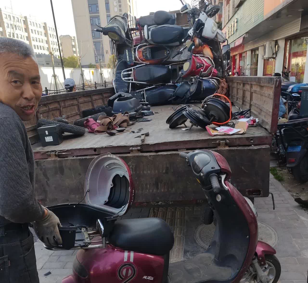 今天来收旧车架子的，又挣了我一笔[我想静静]
今天卖了三个旧车，三个电机给他，