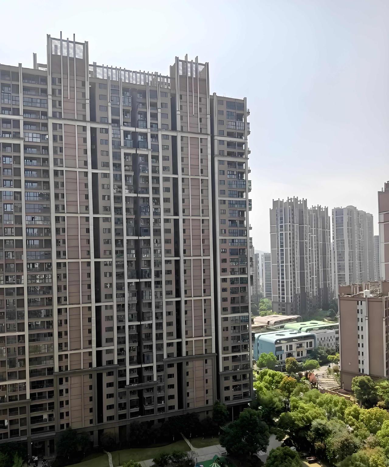 杭州临安青山湖科技城的房子跌到底了吗？如越秀星江花园：
一、现在的单价是8000
