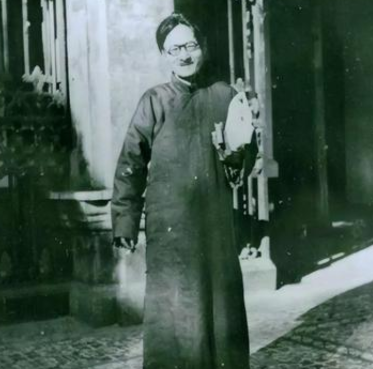 1937年，北大教授刘文典因拒绝为日寇工作，被日本人抄了家，翻译官厉声质问：“太