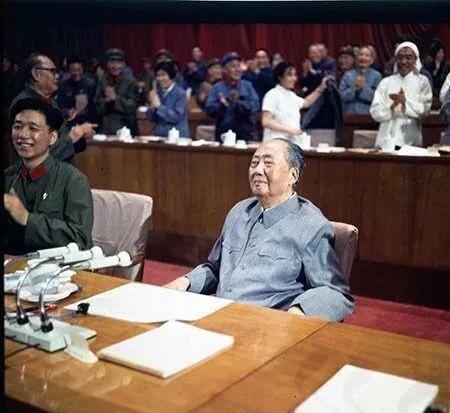 这时，教员已经站不起来了，
可是，他让全国人民不再跪，
教员，才是那个感叹时间真