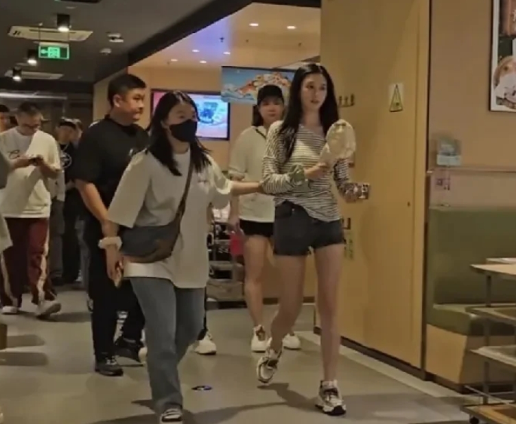 黄子韬带媳妇吃海底捞！现场粉丝大喊：“你对象好美！”黄子韬低着头偷着乐，后来憋不