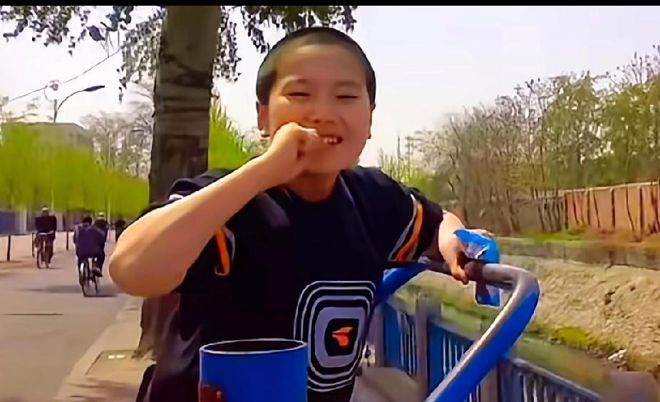 梁靖崑童年照太有梗啦
刷到梁靖崑小时候的照片，真没一下子认出来！不过仔细瞧，那股