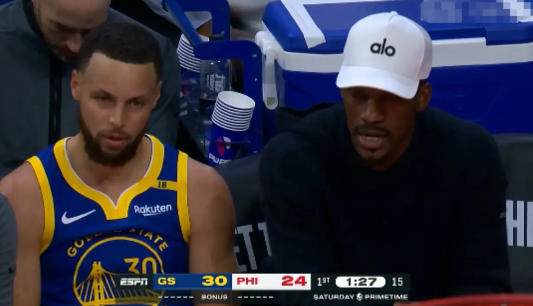 在今天进行的勇士和76人的比赛中，发生了特别耐人寻味的一幕。当时双方的比赛进行到