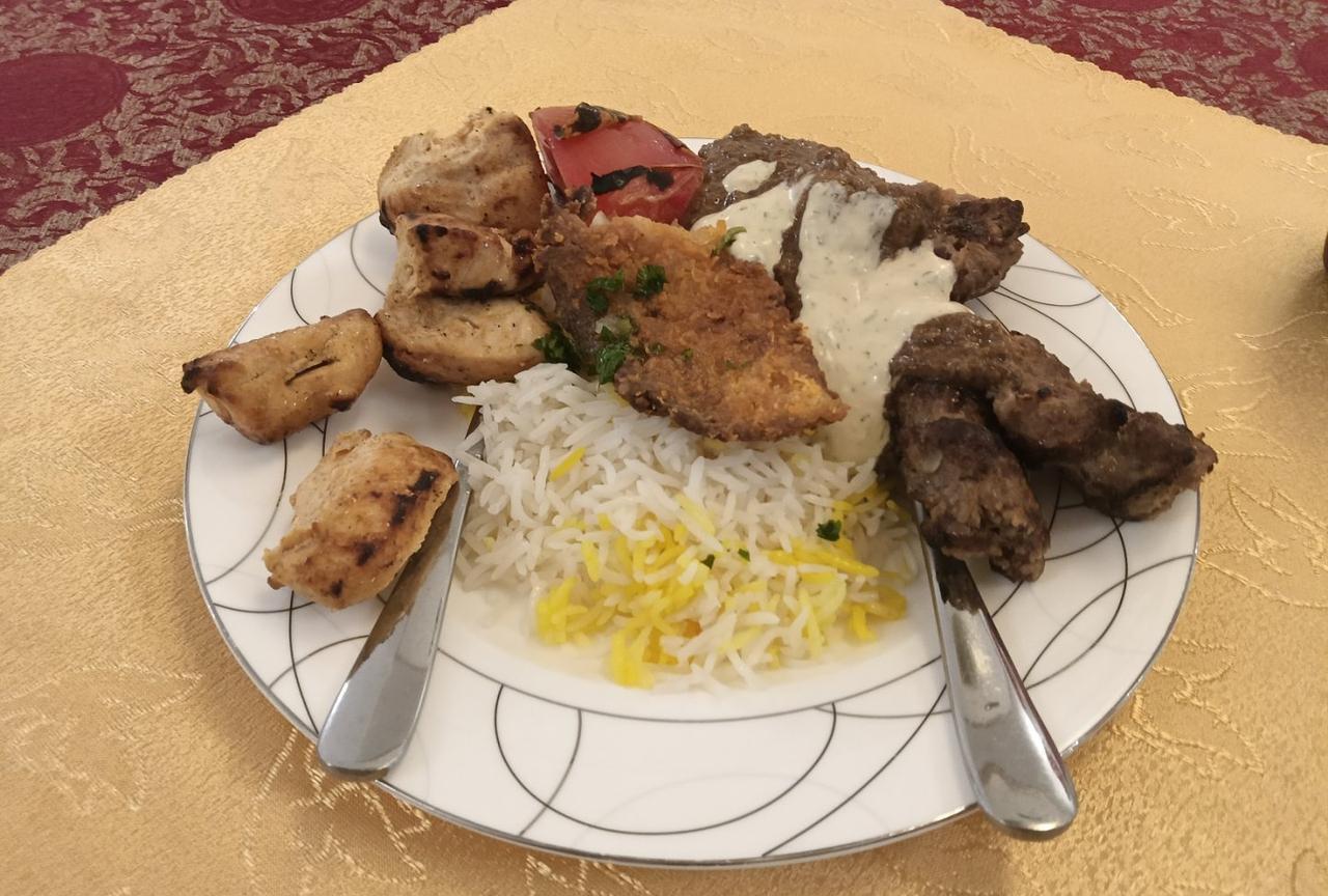有人展示伊朗驻华大使馆的饭菜，并称其一直是各国驻华大使馆里伙食最好的，个人没看出