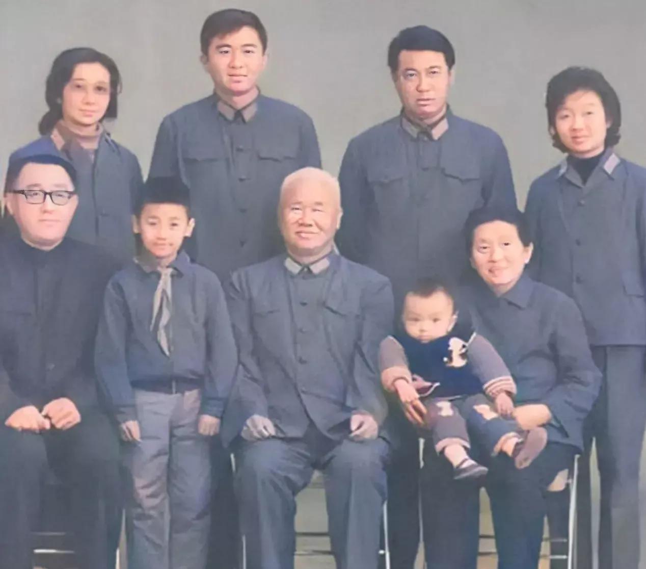 60年代，陈再道将军与家人在一起，温暖又温馨，其乐融融，合影留念，永恒的回忆！