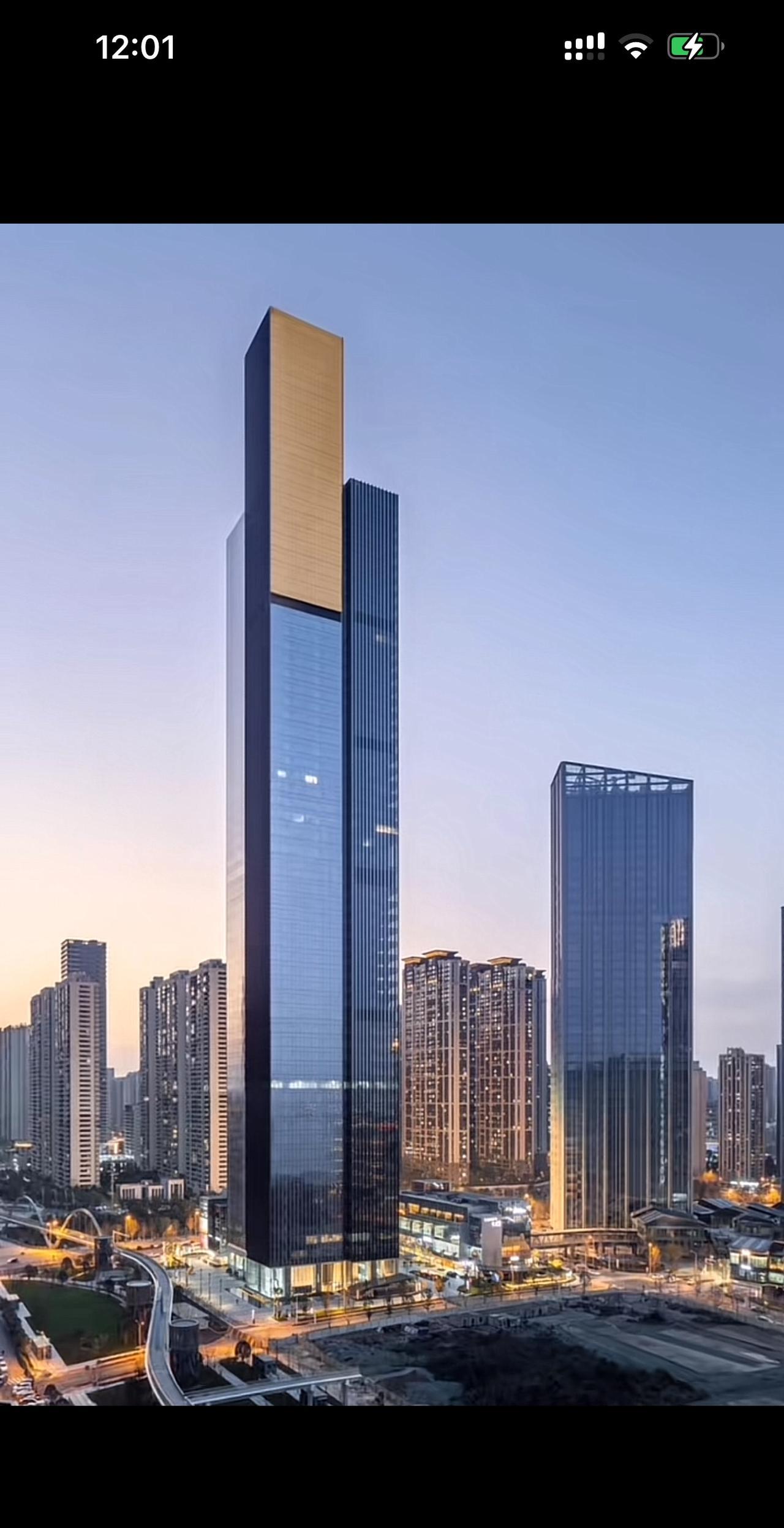 长沙金茂大厦项目地处城市主干道的交汇处，毗
邻地铁站，西临湄溪河，东望梅溪湖，具