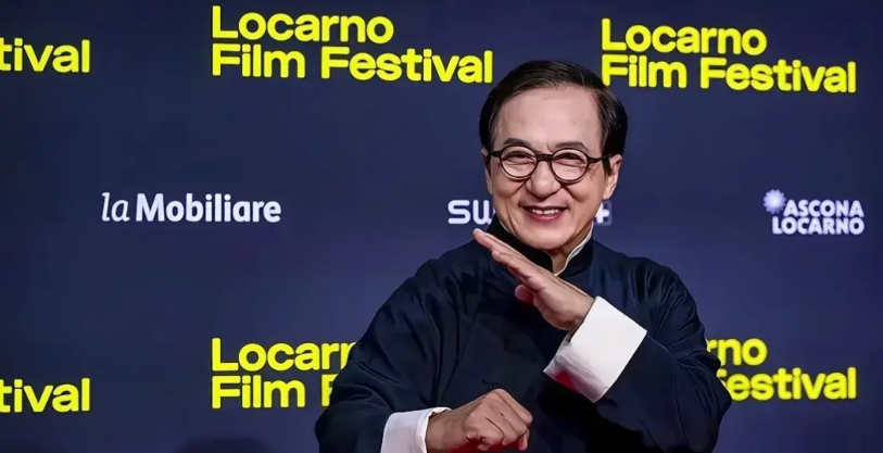 成龙真没出现断崖式衰老。
前一段时间，有人发了一张成龙满头白发的照片，他满脸皱纹