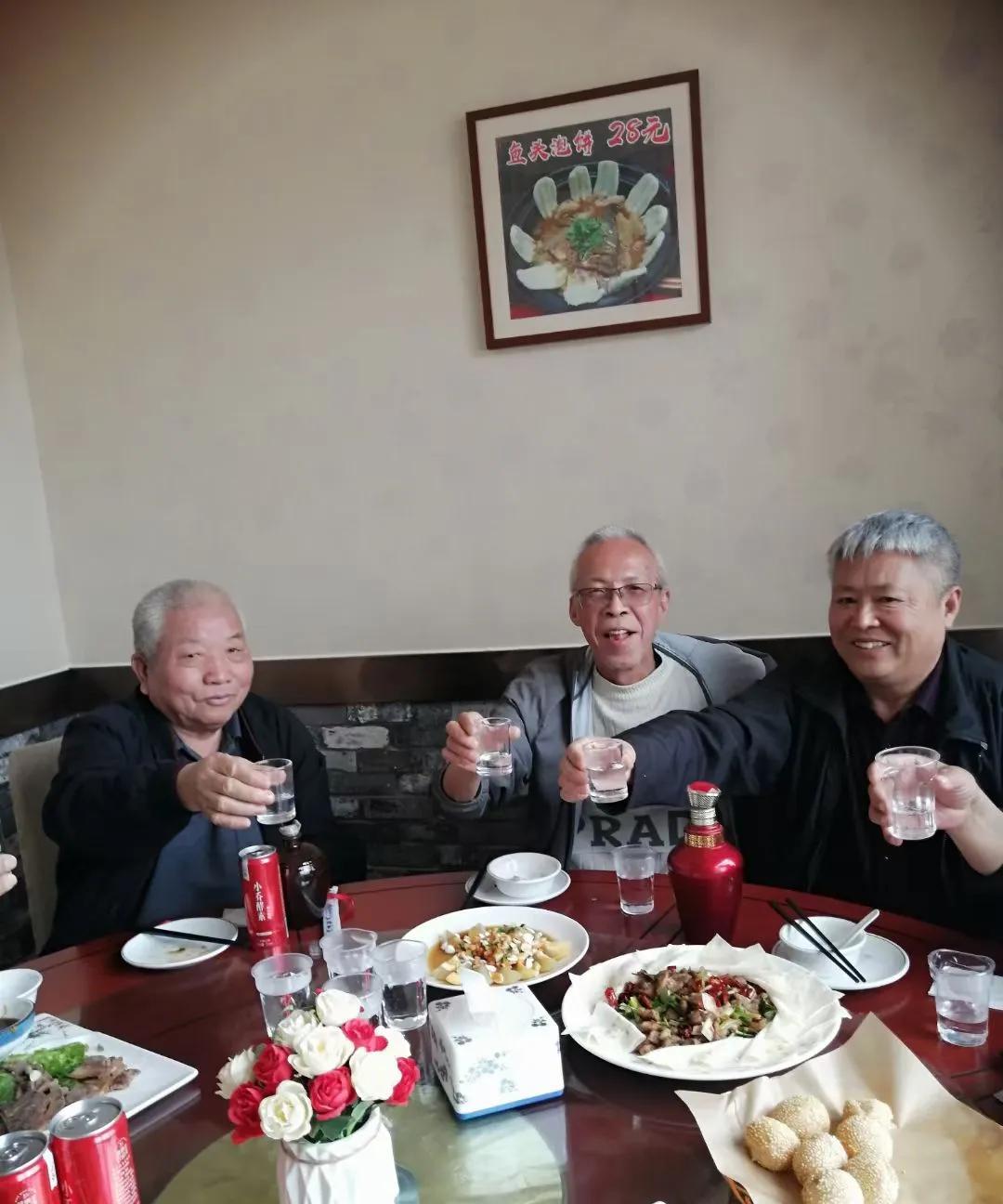 中午，家里来了位客人。他不是外人，老同学、老战友、还是老同事。坐下后，喝茶聊天。