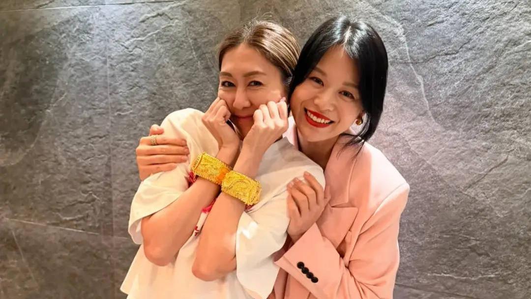 胡定欣婚后返港出席多个饭局，获胡杏儿亲戴巨型手镯，被指孕味浓