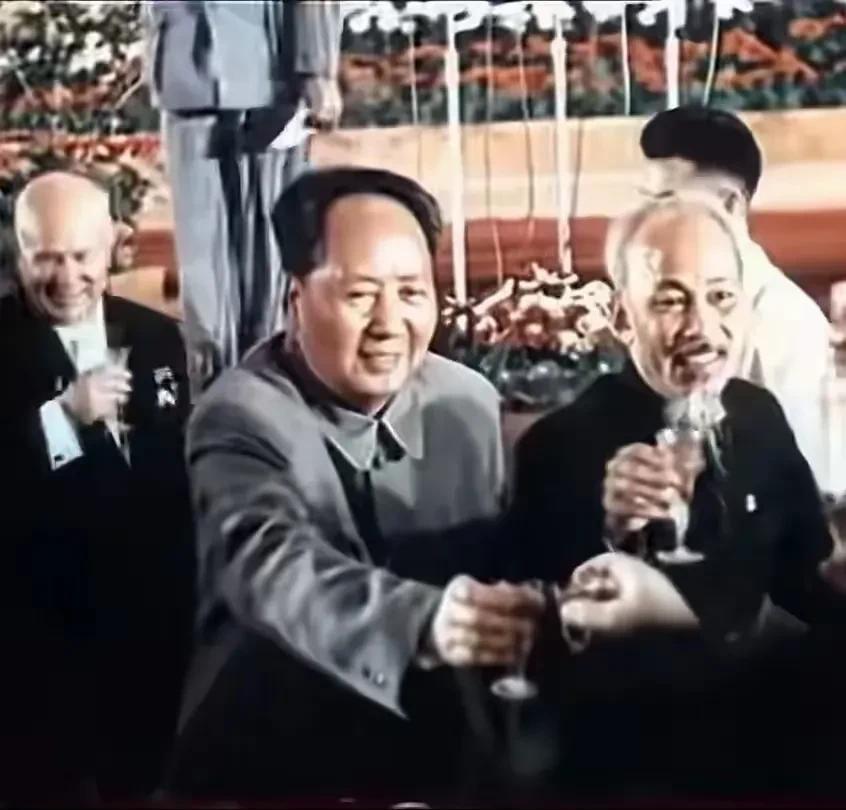 1949年金秋，新中国成立的喜讯如春风吹遍华夏大地。在那盛大的庆祝宴会上，毛主席