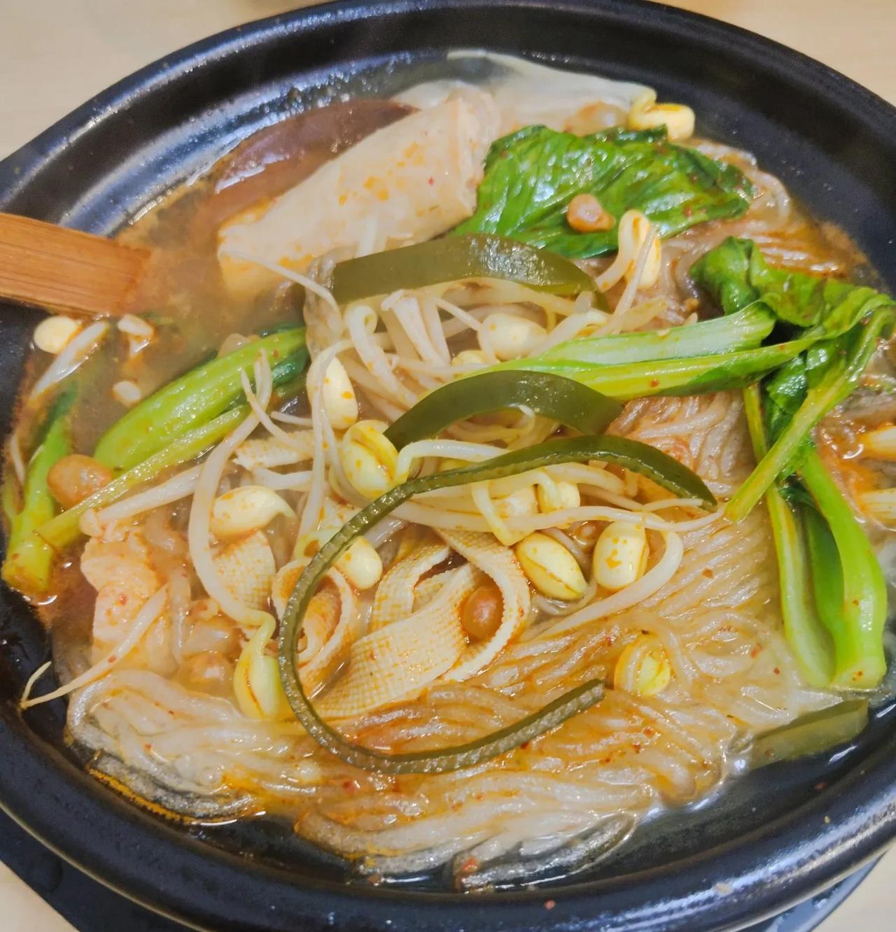 今晚一个人出去吃的砂锅，还是昨天晚上那家店，也是12元。熊孩子依旧点外卖，他晚上