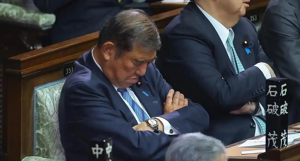 石破茂本来就不想当首相，硬被推上去，上台以后就开始躺平，如今摆烂终于有结果了！日