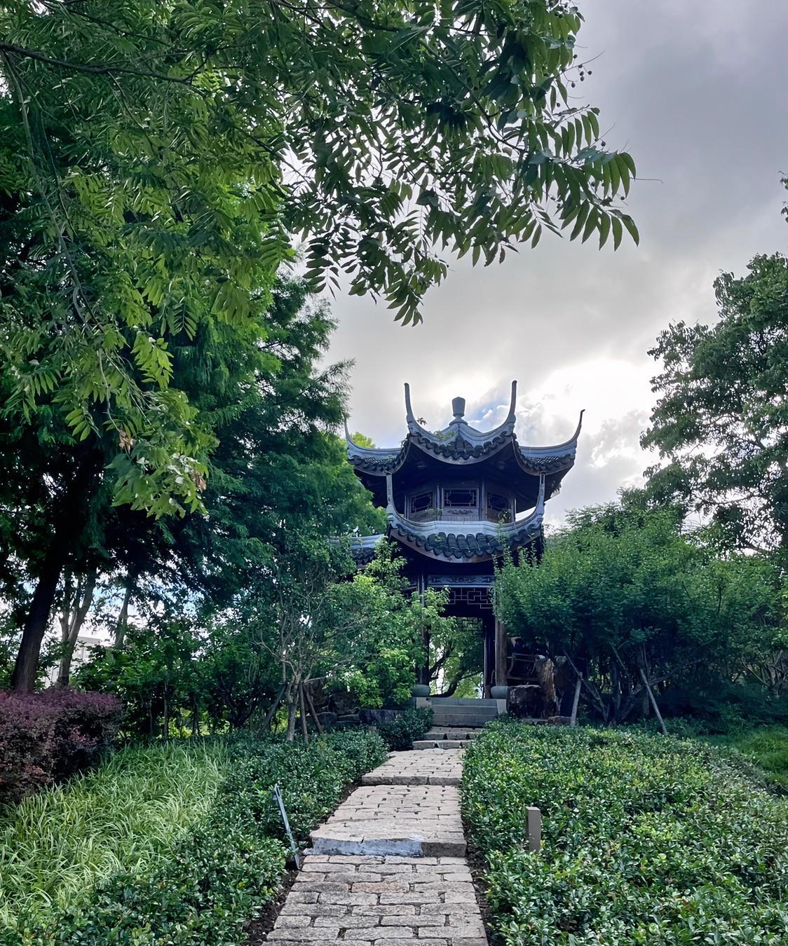 过了55岁，钱财与地位真的没那么重要了。许多人在前半生拼命地挣钱，到了这个年纪还