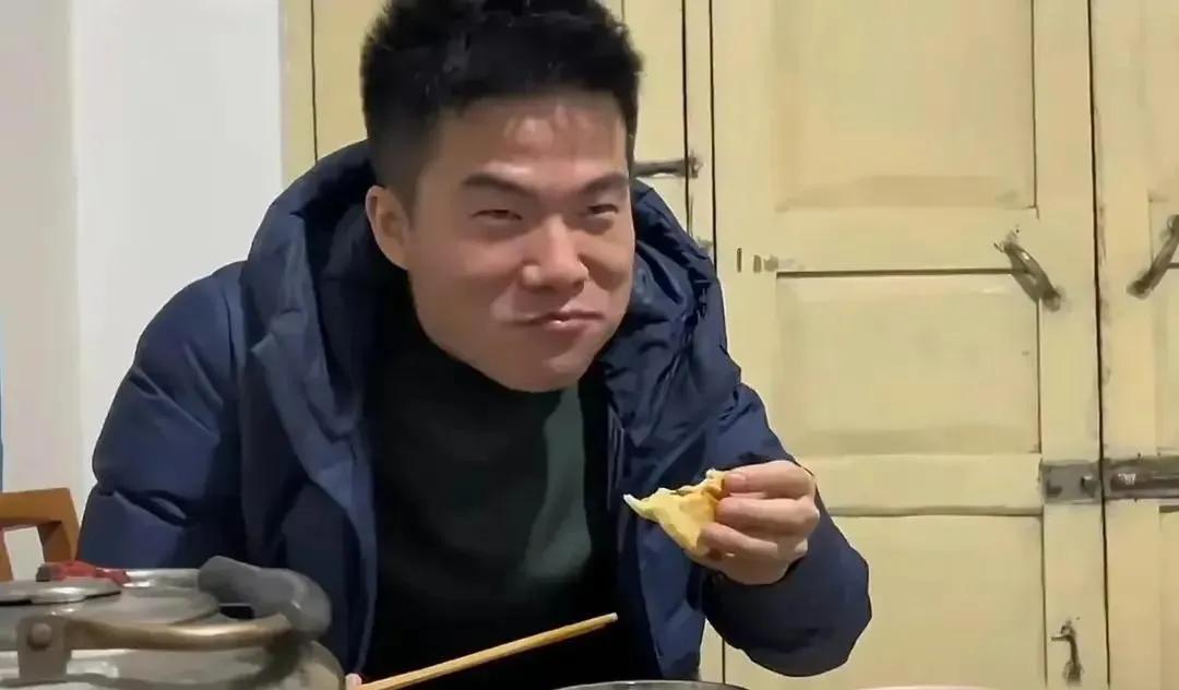某董，我又要来吐槽了！
昨晚所谓兰知春序首播，据说有11万董宇辉的粉丝守着观看。
