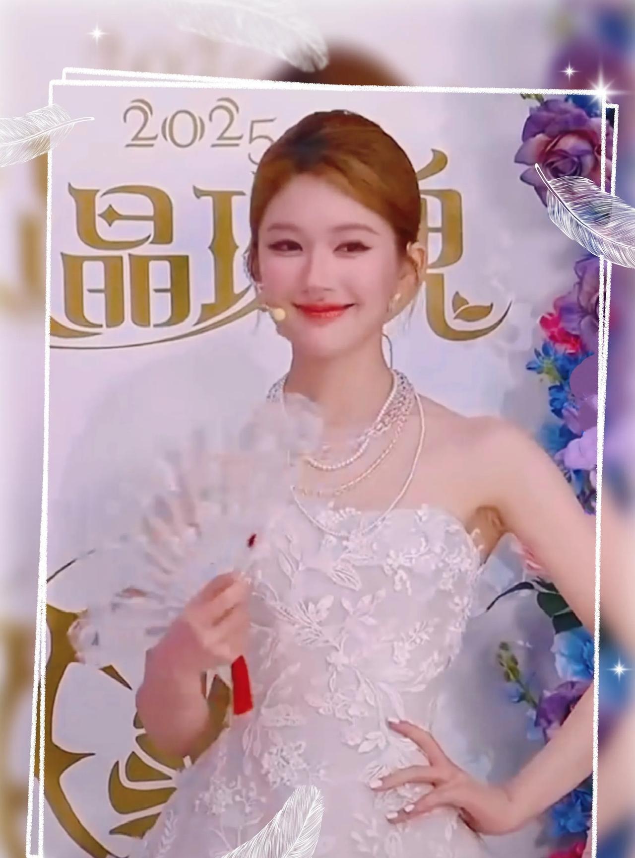 近日，赵露思身着一袭璀璨夺目的“水晶玫瑰裙”惊艳亮相直播活动，瞬间成为网络热议焦