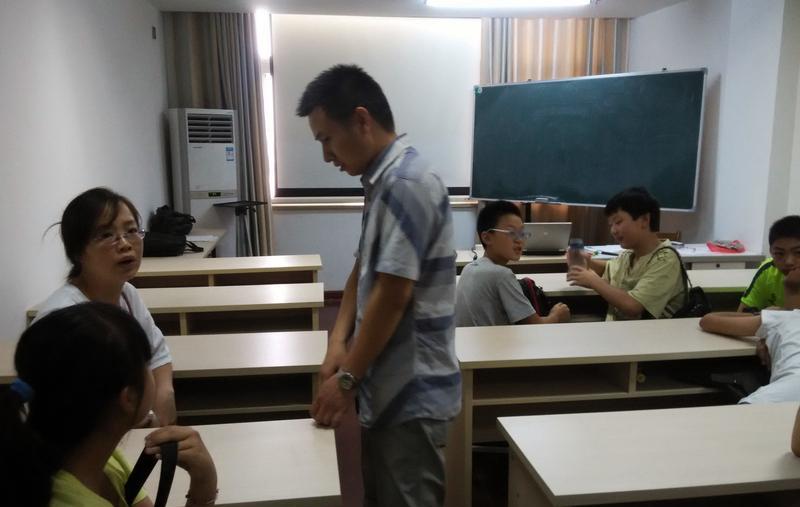 教师转岗考试几次＂流产＂，决策人对基层教育到底有多陌生？最近为了化解小学老师剩余