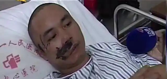 2011年，湖南一男教师因崴脚，请假回家休息，然而出校门后，却再也没有人能联系上