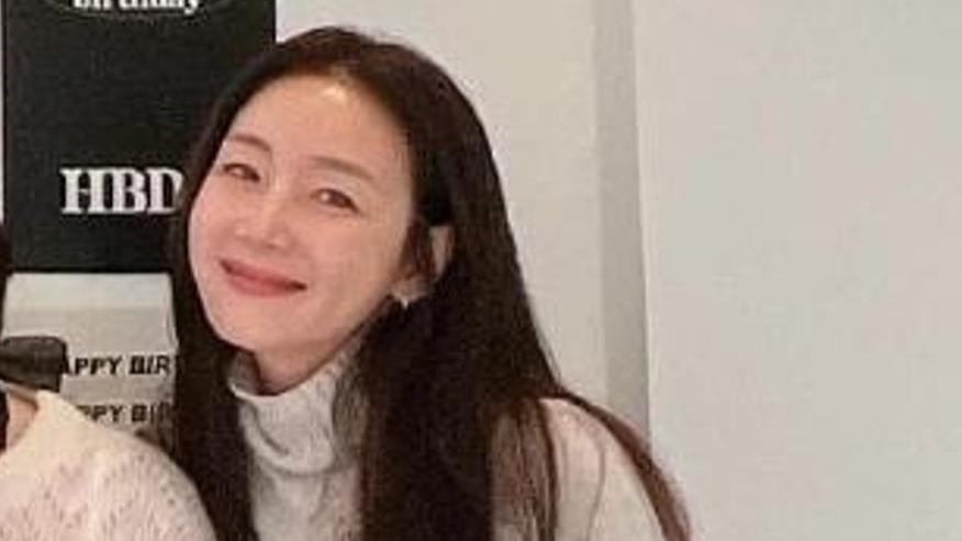 崔智友为好友庆生：白毛衣黑裤显温柔，长发飘飘很有书香气质